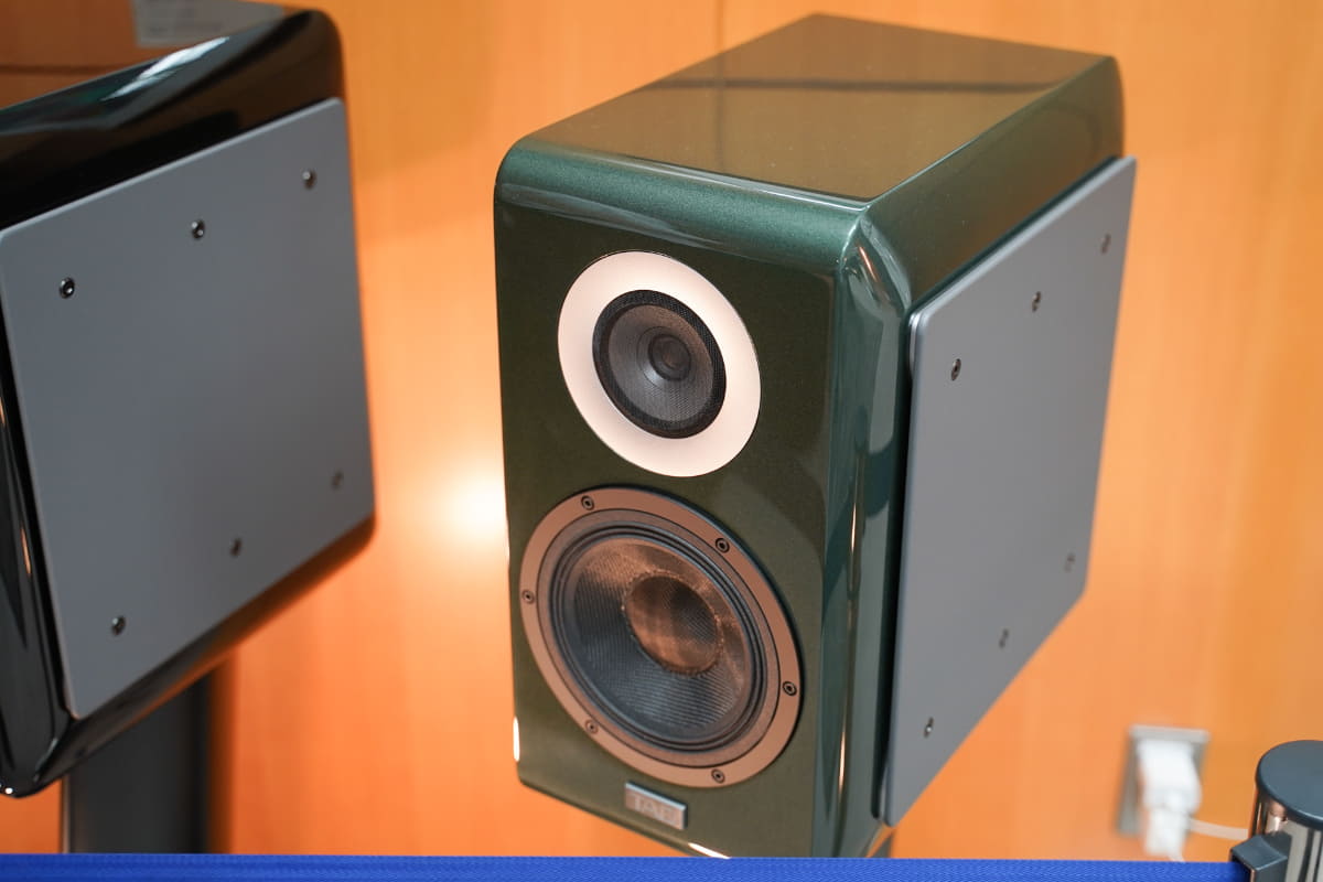 カラーバリエーションモデルも参考出品されている