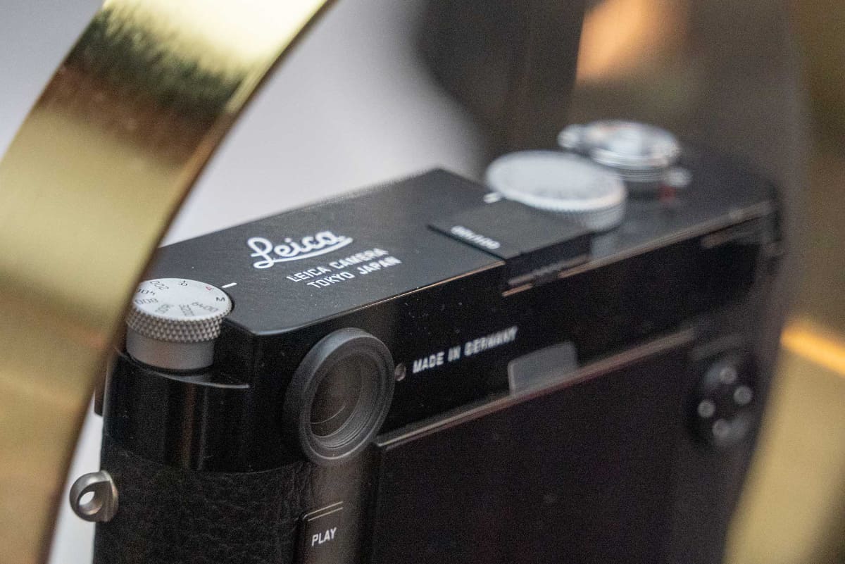 展覧会会場に置かれた「ライカM11  100 Years of Leica "TOKYO JAPAN"」