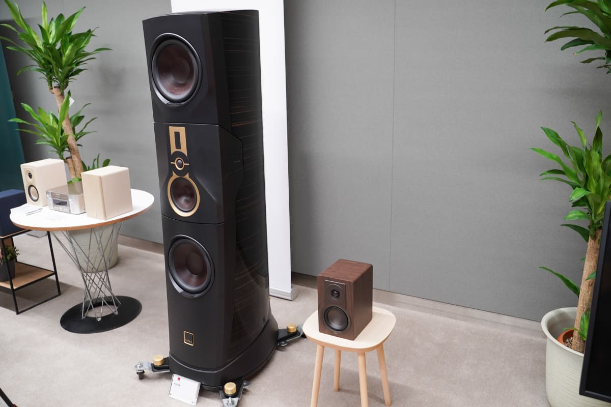 ハイエンドスピーカーのKORE(左)で培った技術も投入された意欲作