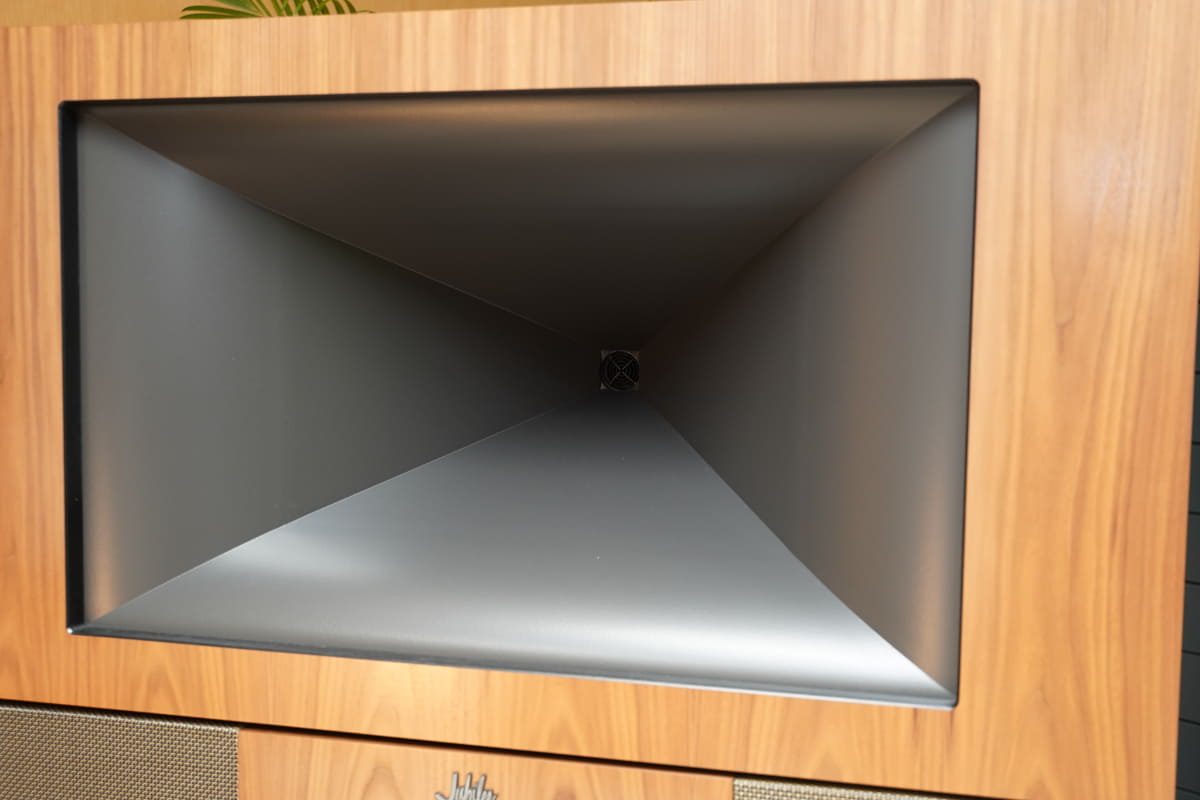 HF用ドライバーは「K-693 7インチ・チタンダイアフラム・コンプレッションドライバー」