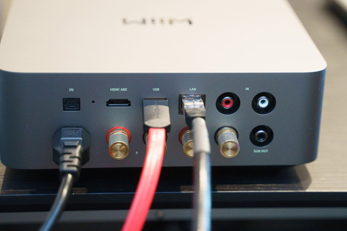 背面。光デジタル入力、Bluetooth受信、HDMI ARCも搭載している