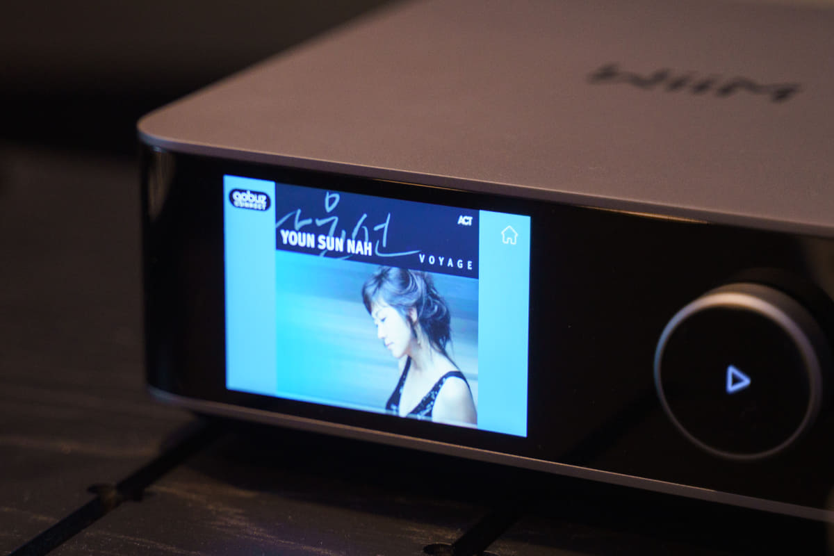 前面に3.5インチのタッチパネル。操作だけでなく、再生中のアルバムアートも表示できる