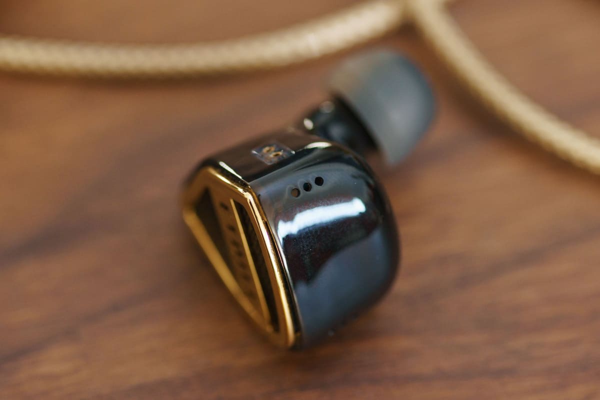 多くのドライバーを搭載しているため。筐体にはある程度の厚みがある