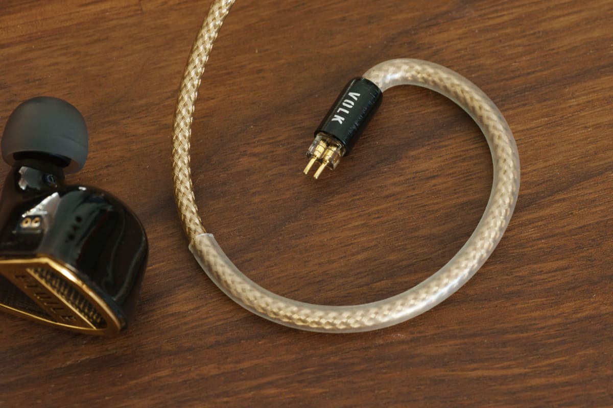 イヤフォン側は着脱可能で、IEM 2pin 0.78mm(フラット)端子を採用