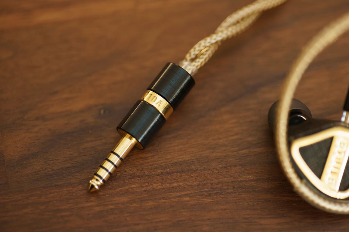 4.4mmバランス入力仕様プレミアムカスタムメイドケーブル「ARC」が付属する