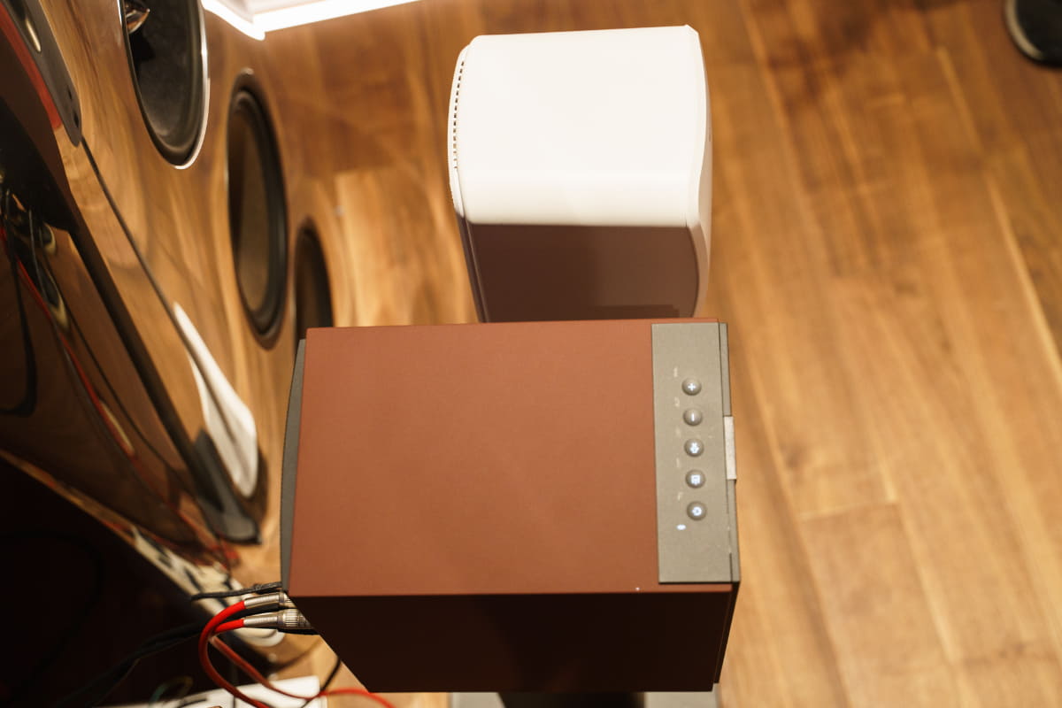 LSX II LTとのサイズ比較。Coda Wの方が一回り大きく、奥行きもある