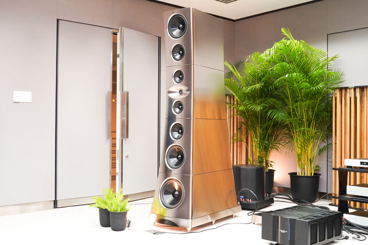 「2025 東京インターナショナルオーディオショウ(TIAS)」で話題となった、約2億円のYG ACOUSTICSハイエンドスピーカー「TITAN」