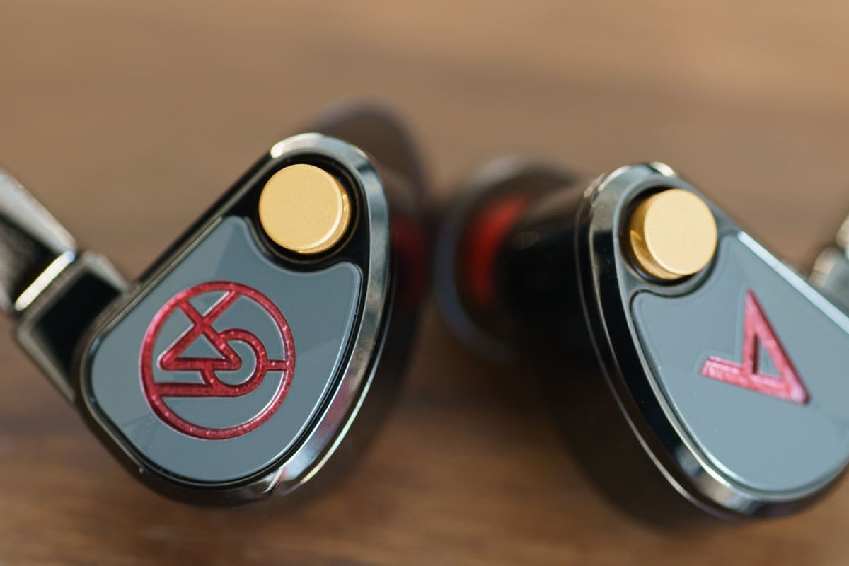 ゴールドの「M12」
