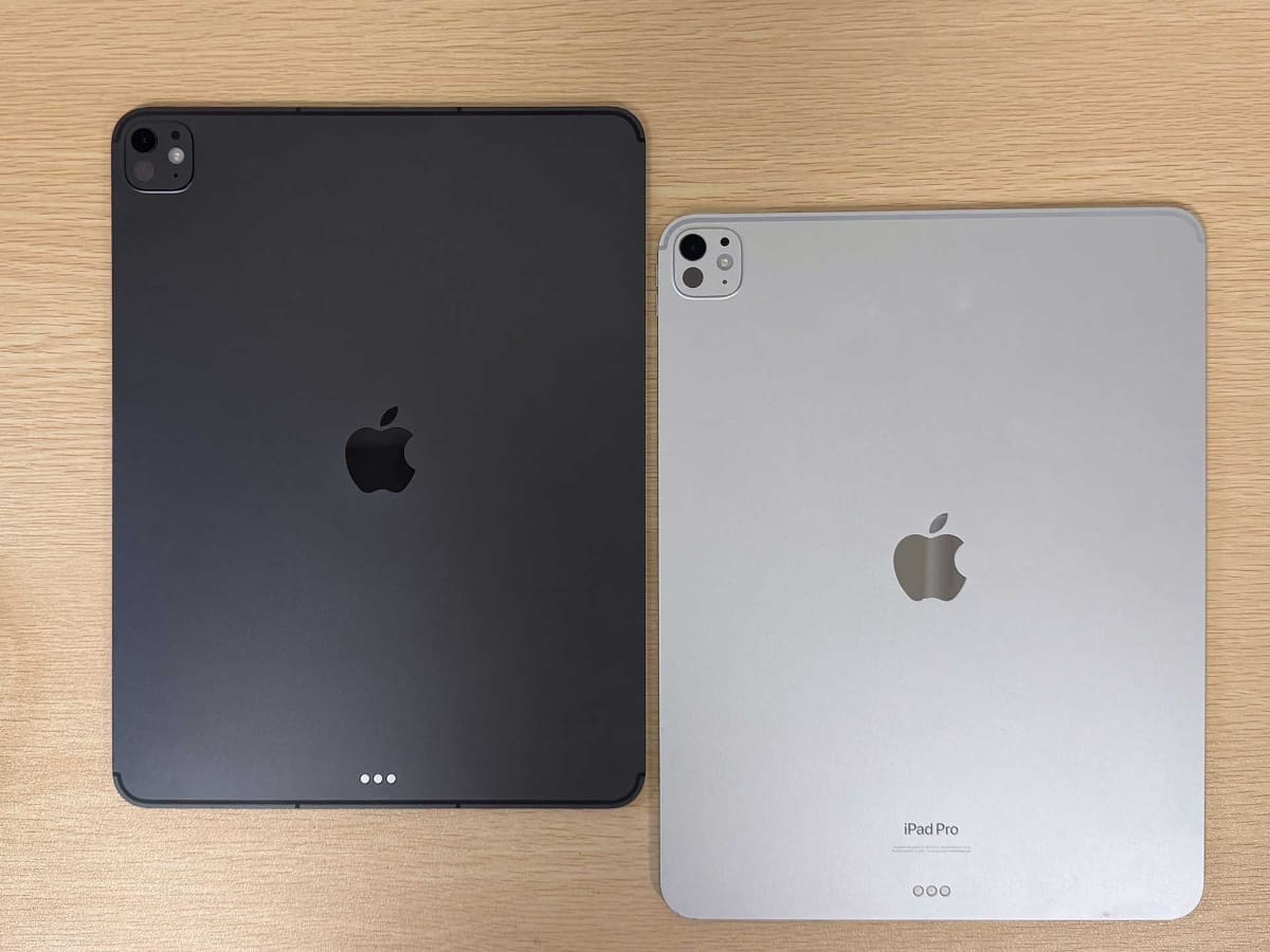 左(ブラック)がM5版、右(シルバー)がM4版。サイズもデザインも同じ