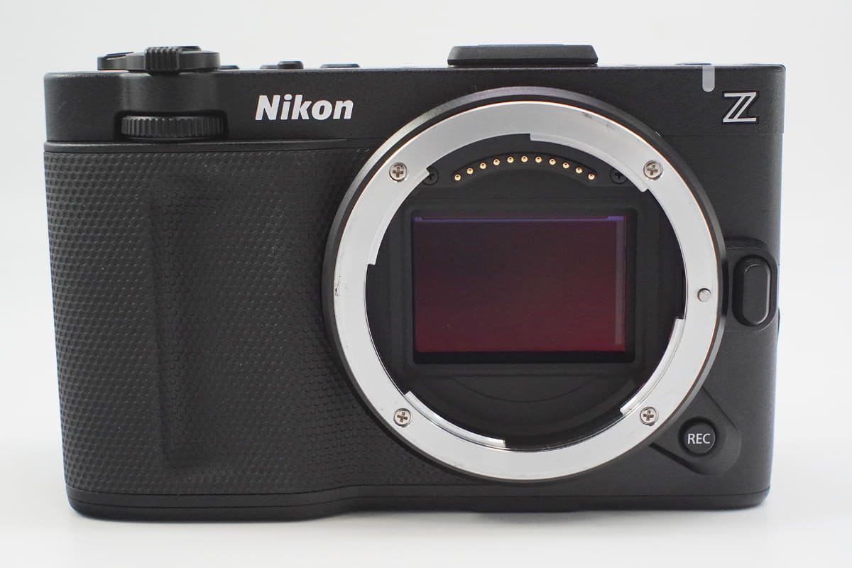 グリップ部が薄く、かなり平たいボディ