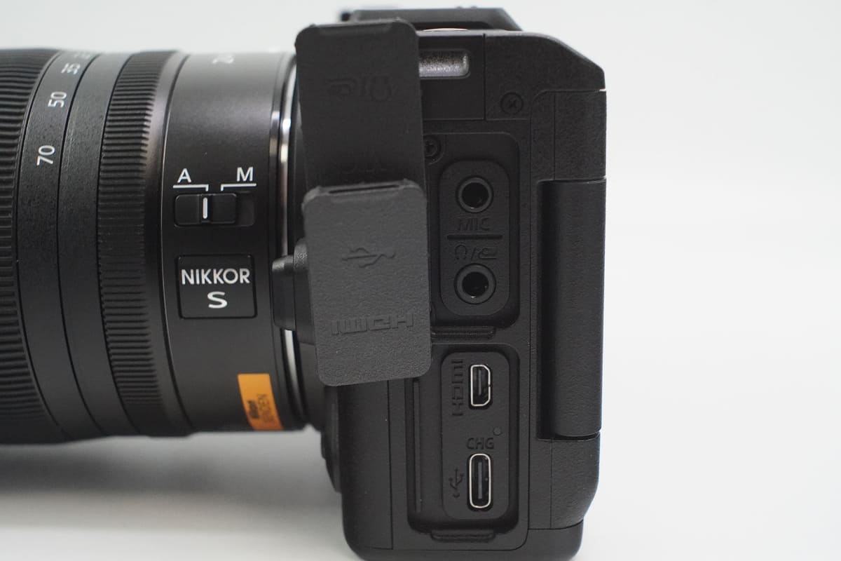 ボディ側面の端子類