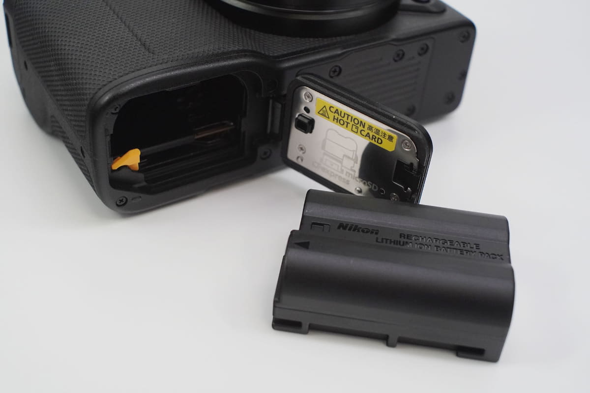 メディアスロットは底部