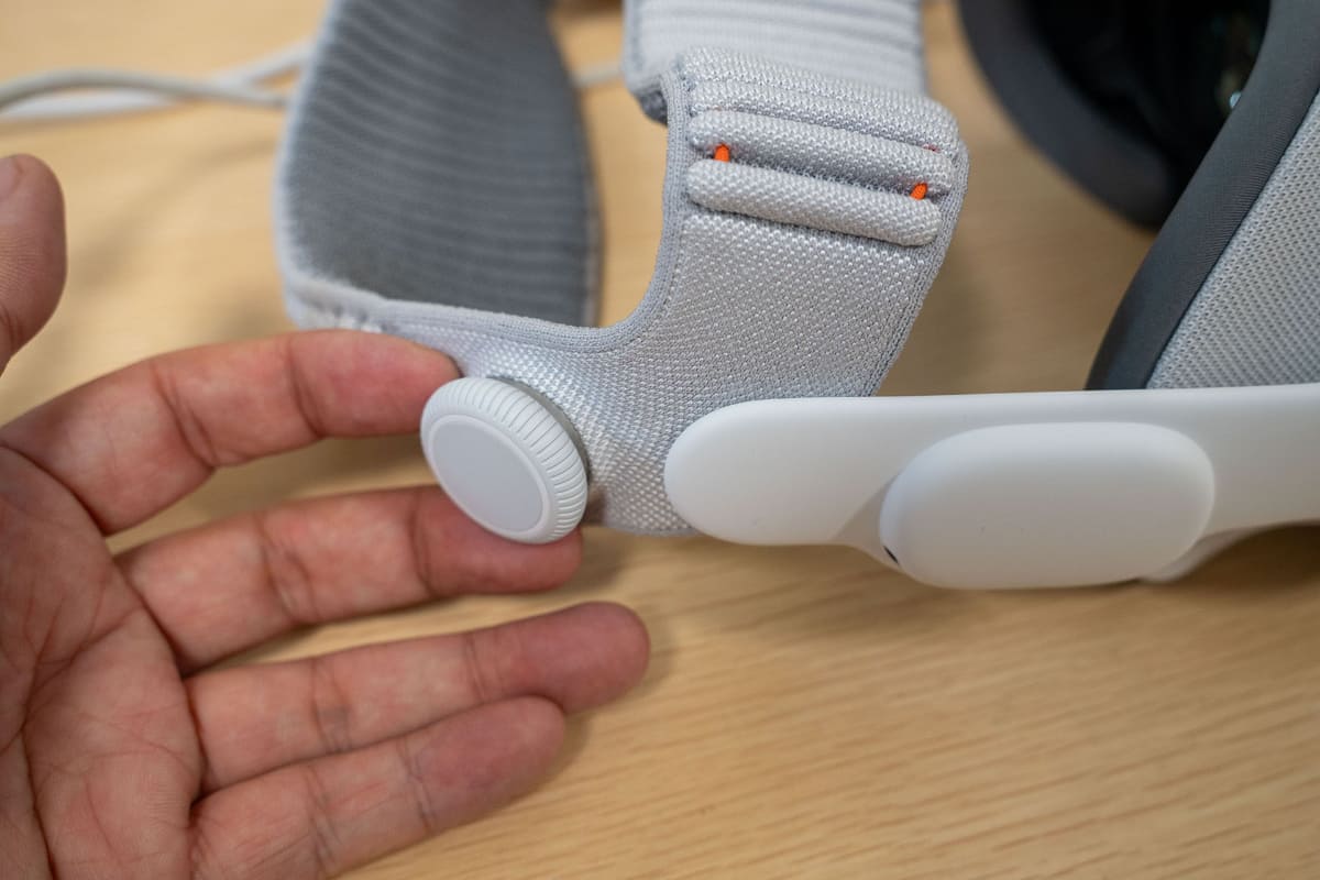 頭頂部を同時に締めるため、つまみは2段式に