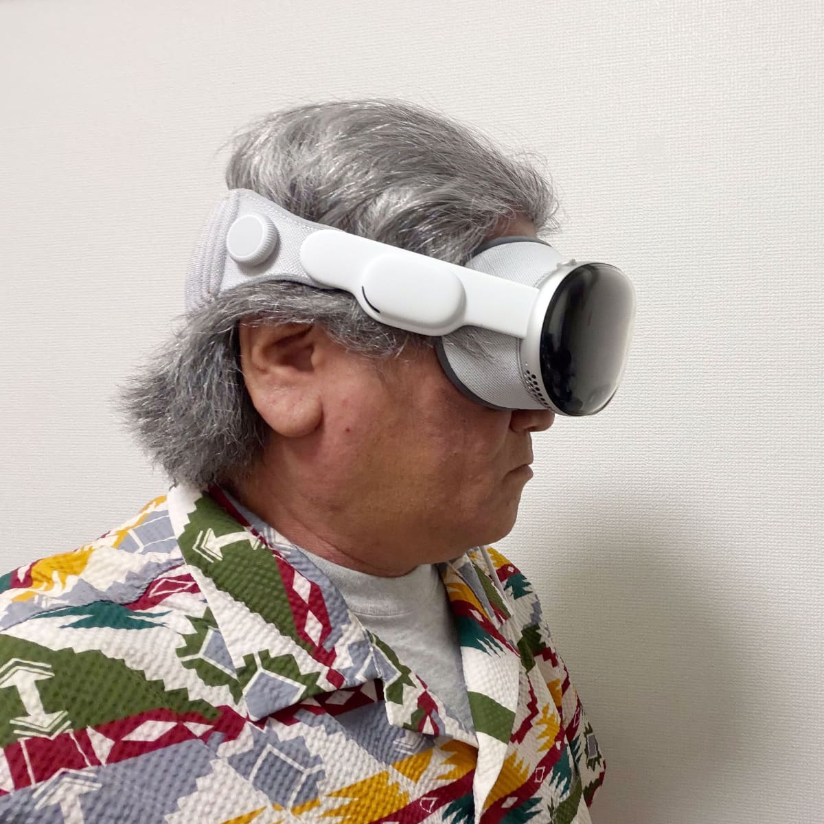 ニットバンドで止めてみた。頭頂部をサポートしないので、どうしても上下にずれやすく、重さも感じやすい