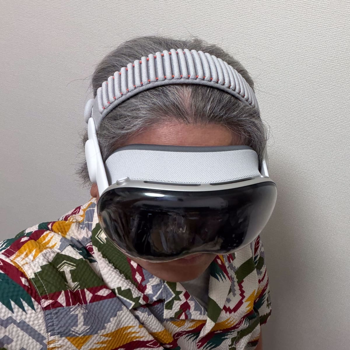 デュアルニットバンドでは、頭頂部と後頭部の両方で支える