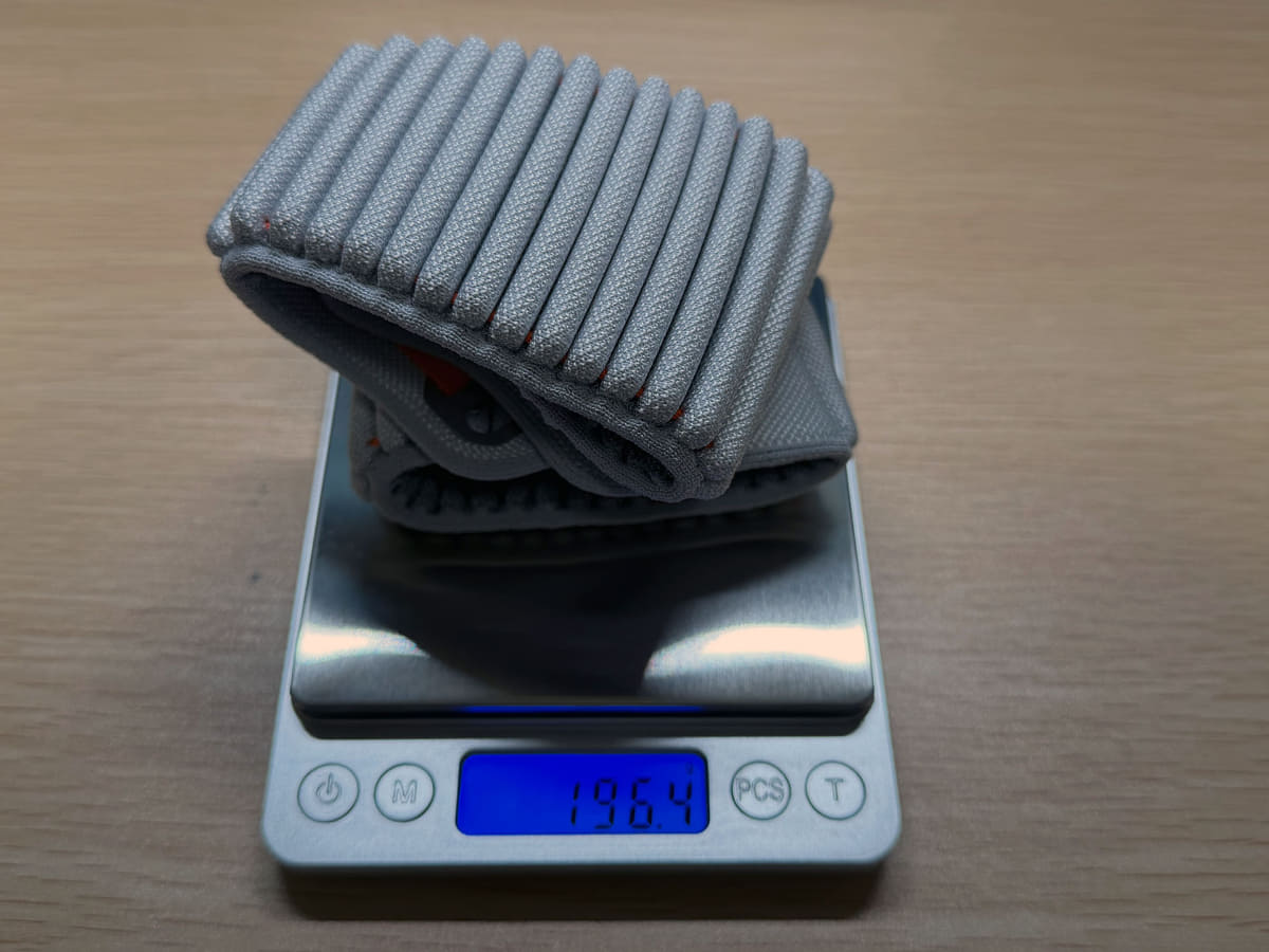 デュアルニットバンドは後頭部におもりが入っており、200g近くになる