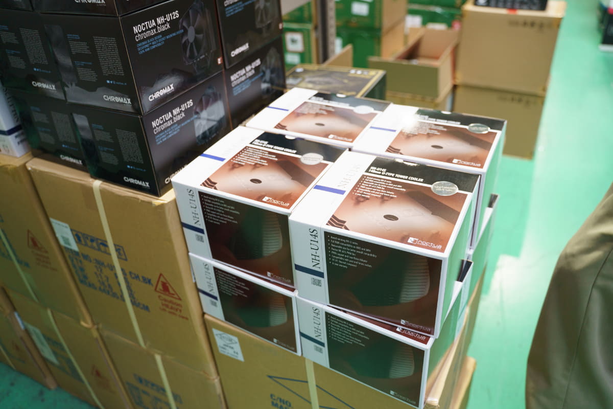 大量にストックされたPCパーツ。オーダーが入ると、ここからパーツがピックアップされ、熟練のスタッフが組み上げていく