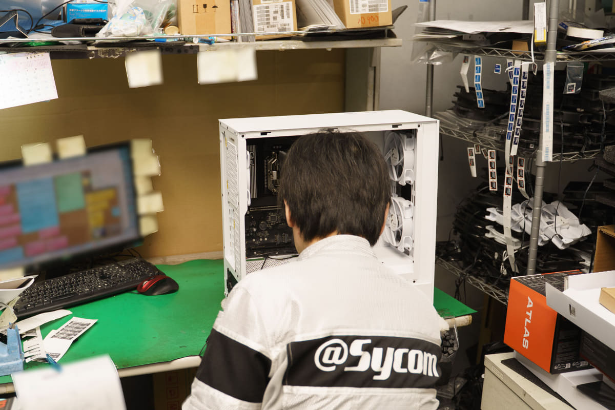大量にストックされたPCパーツ。オーダーが入ると、ここからパーツがピックアップされ、熟練のスタッフが組み上げていく