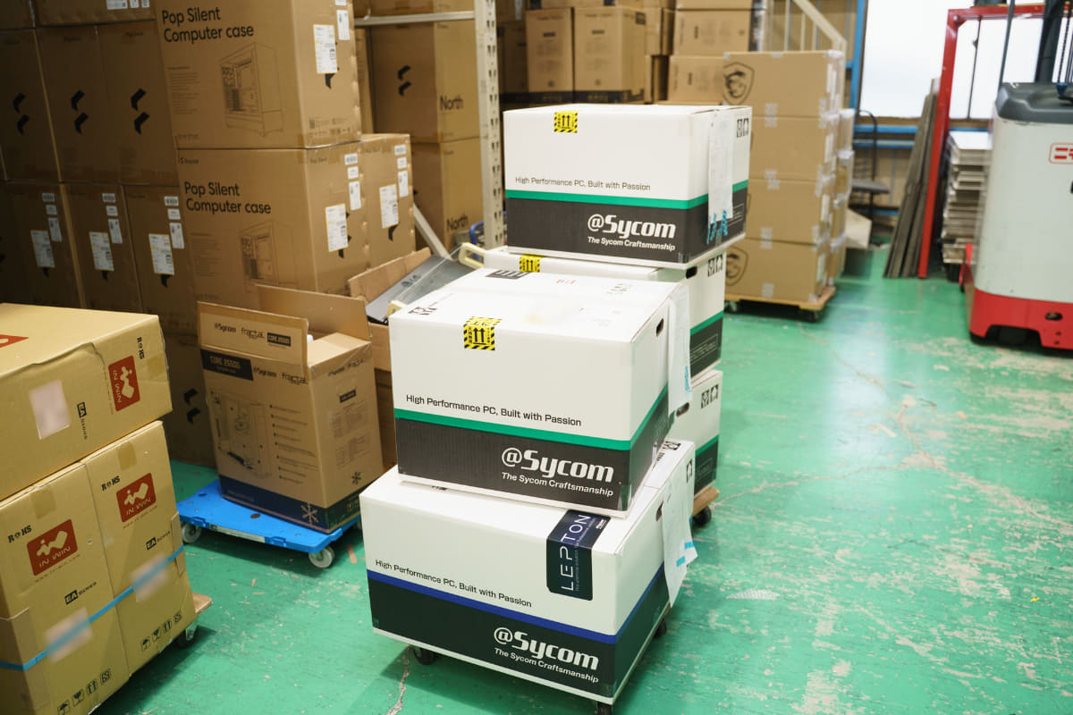 サイコムの段ボールに入れて出荷。取っ手がやぶけないよう、補強も入れる心配り