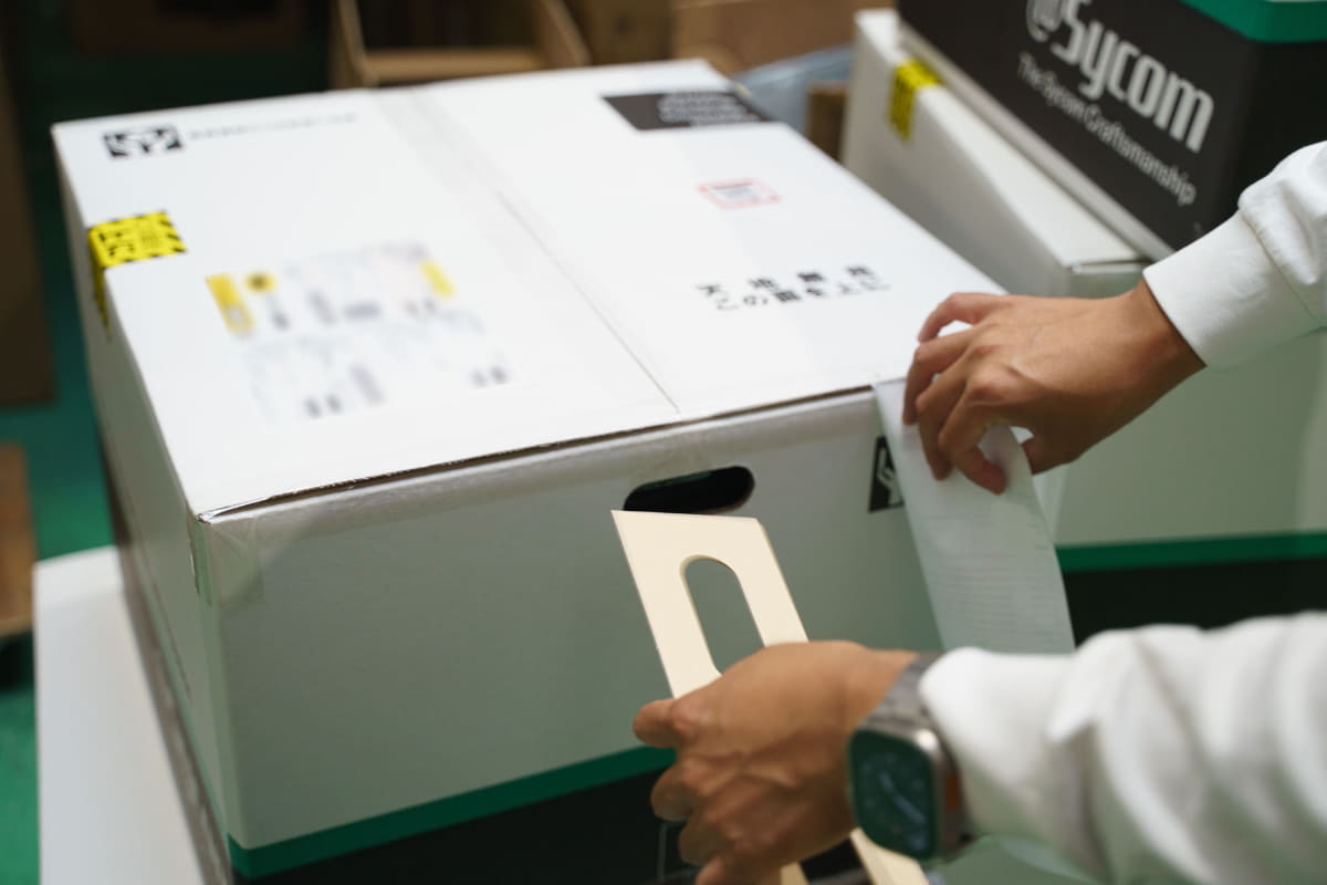 サイコムの段ボールに入れて出荷。取っ手がやぶけないよう、補強も入れる心配り