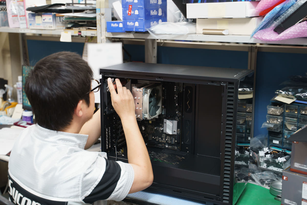 サポートの部署では、ユーザーから送られたPCの修理と動作検証も行なわれていた。こうしたアフターサビスの手厚さも魅力だ