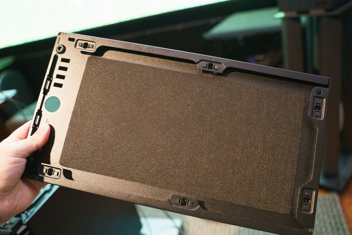 ケースは「Fractal Design Define 7 Mini Black Solid」。トップカバーを外したところ