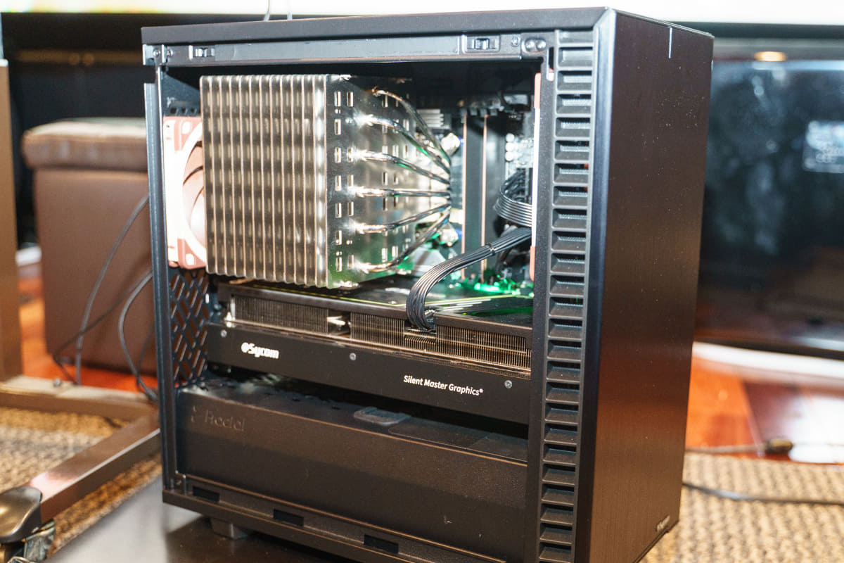 筆者宅のSilent Master PRO Mini B860にも、サイドパネルを開けたところ