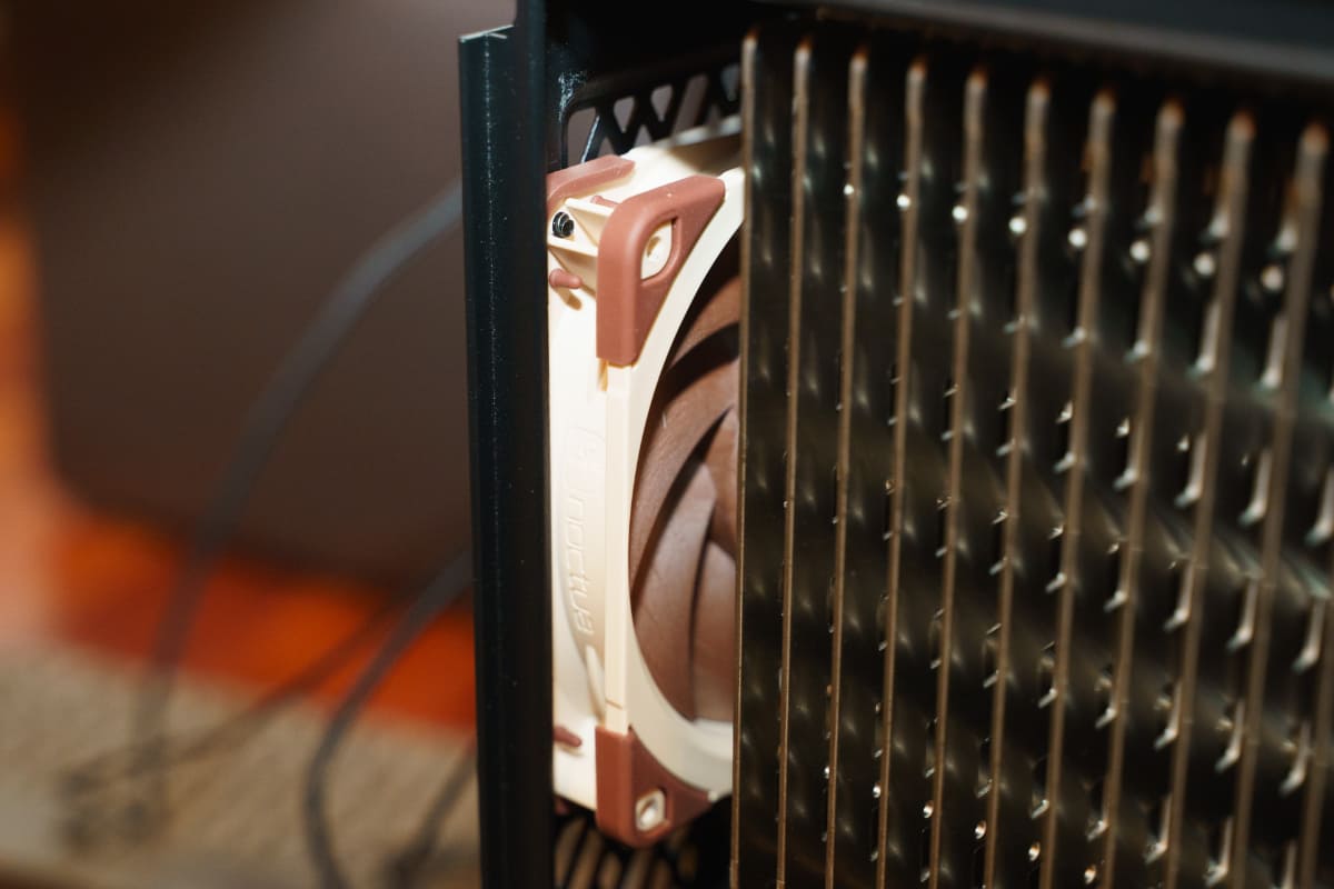 ケースの前面ファンに「Noctua NF-A14 FLX」、背面ファンに「NF-A12x25 ULN」が使われている
