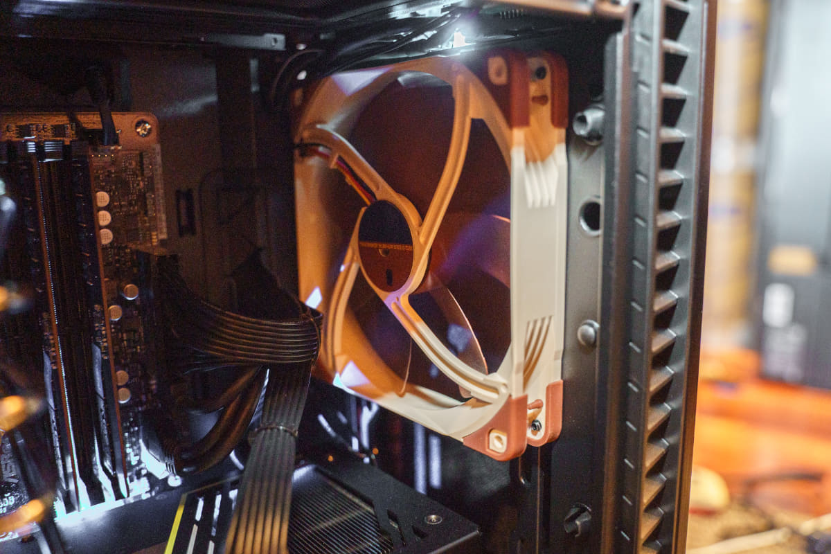 ケースの前面ファンに「Noctua NF-A14 FLX」、背面ファンに「NF-A12x25 ULN」が使われている