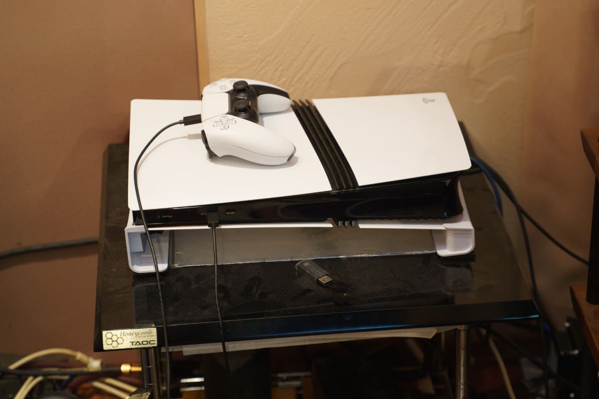 こちらも動作音が気になって、部屋の背後に追いやられたPS5 Pro
