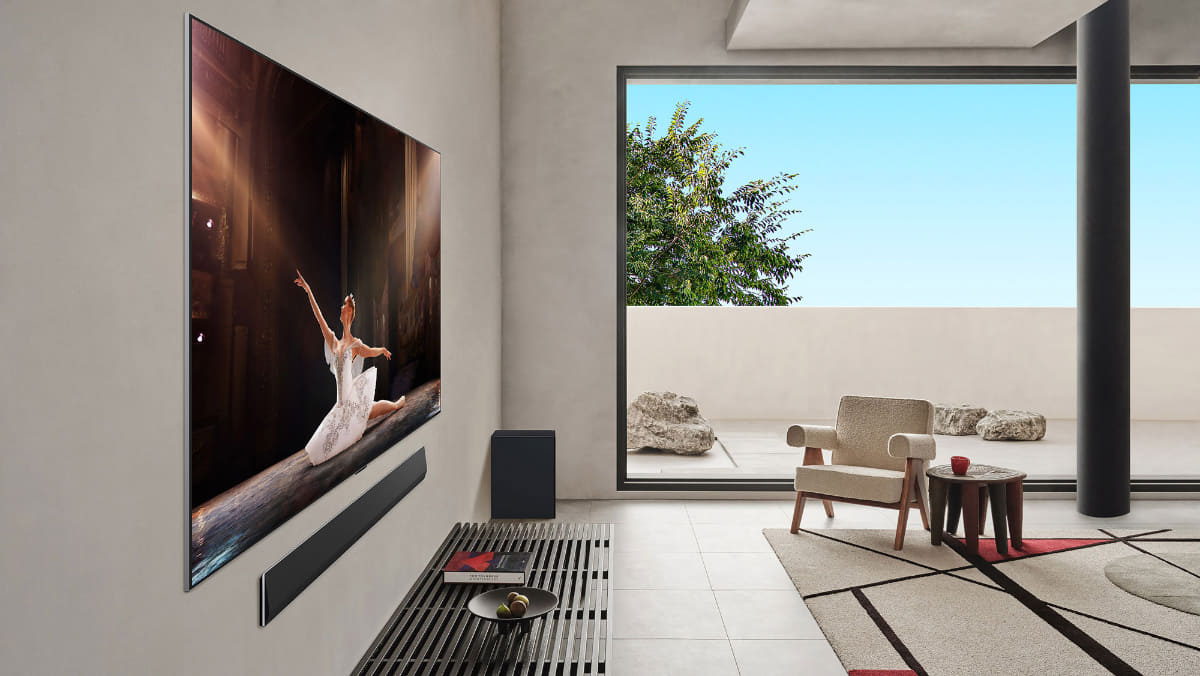 専用のスリムマウント(WB22EGB)を使えば、壁に密着したような、シームレスな壁掛けが可能