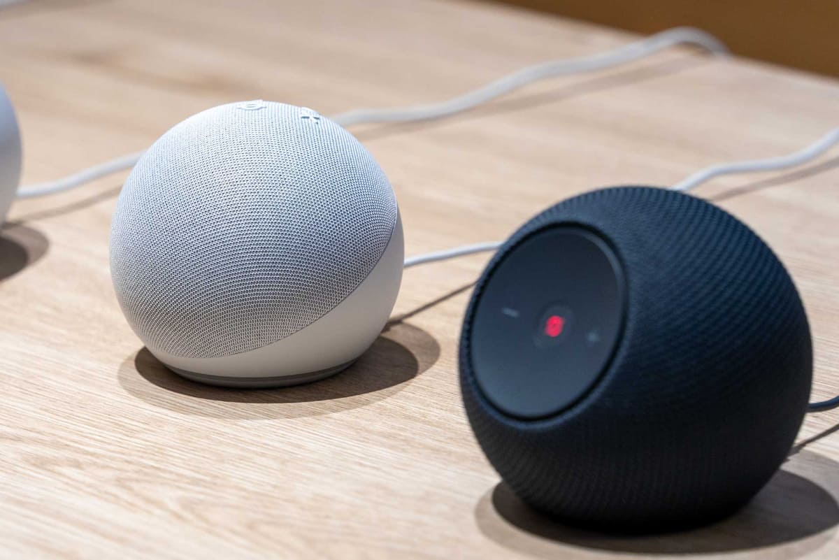 写真奥が現行の「Echo Dot」