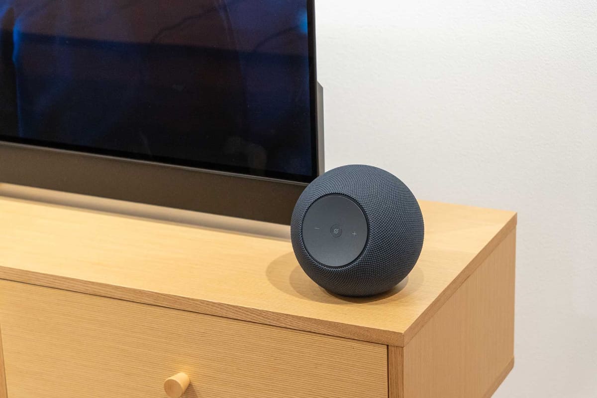 テレビに接続したFire TVとEcho Studio×5台を組み合わせたAlexaホームシアターの参考デモンストレーションも体験した