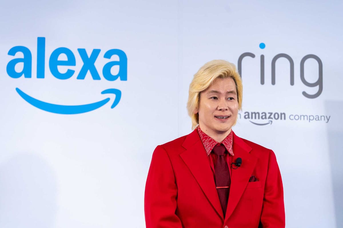 製品発表会に登壇したカズレーザー