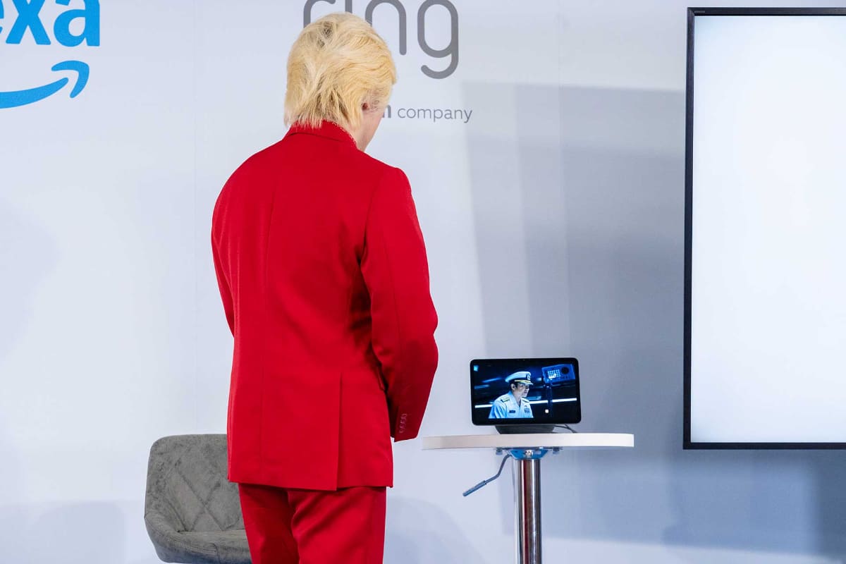 Echo Show 11で「沈黙の艦隊」を視聴。カメラに背を向けて映像に没頭する場面も