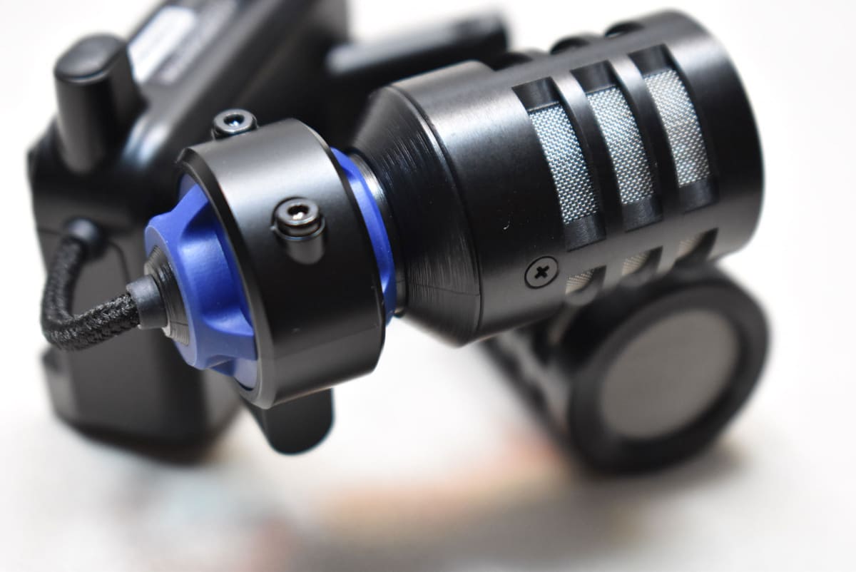 トップとサイドにスリットが入っている