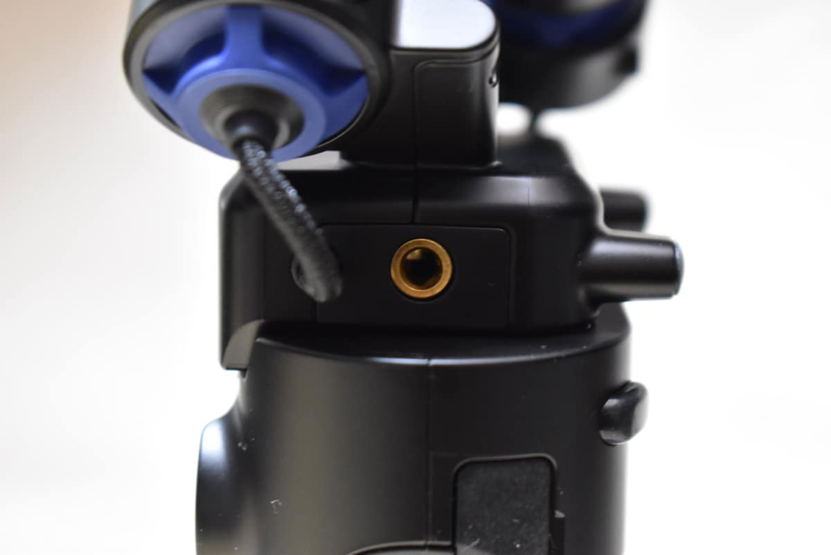 横にある3.5㎜端子はマイク/ラインイン