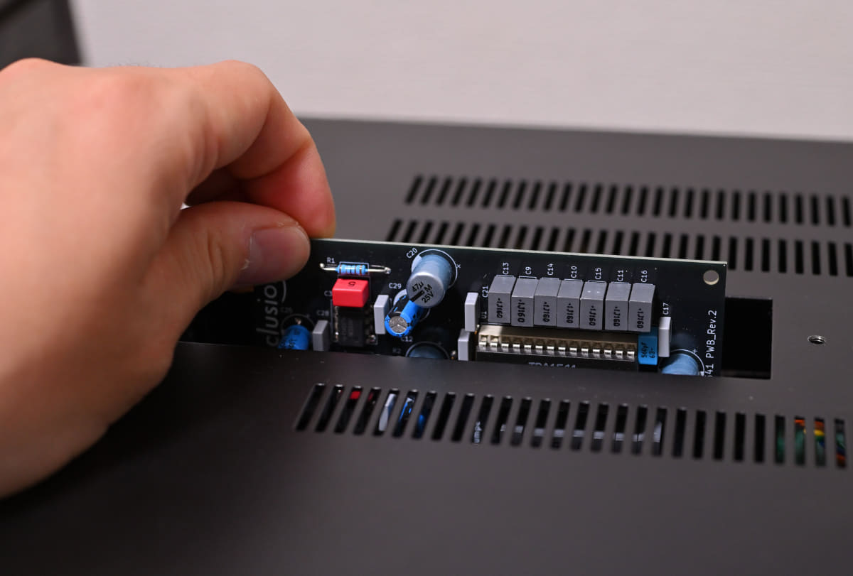 装着されているDACボードを引き抜いて……