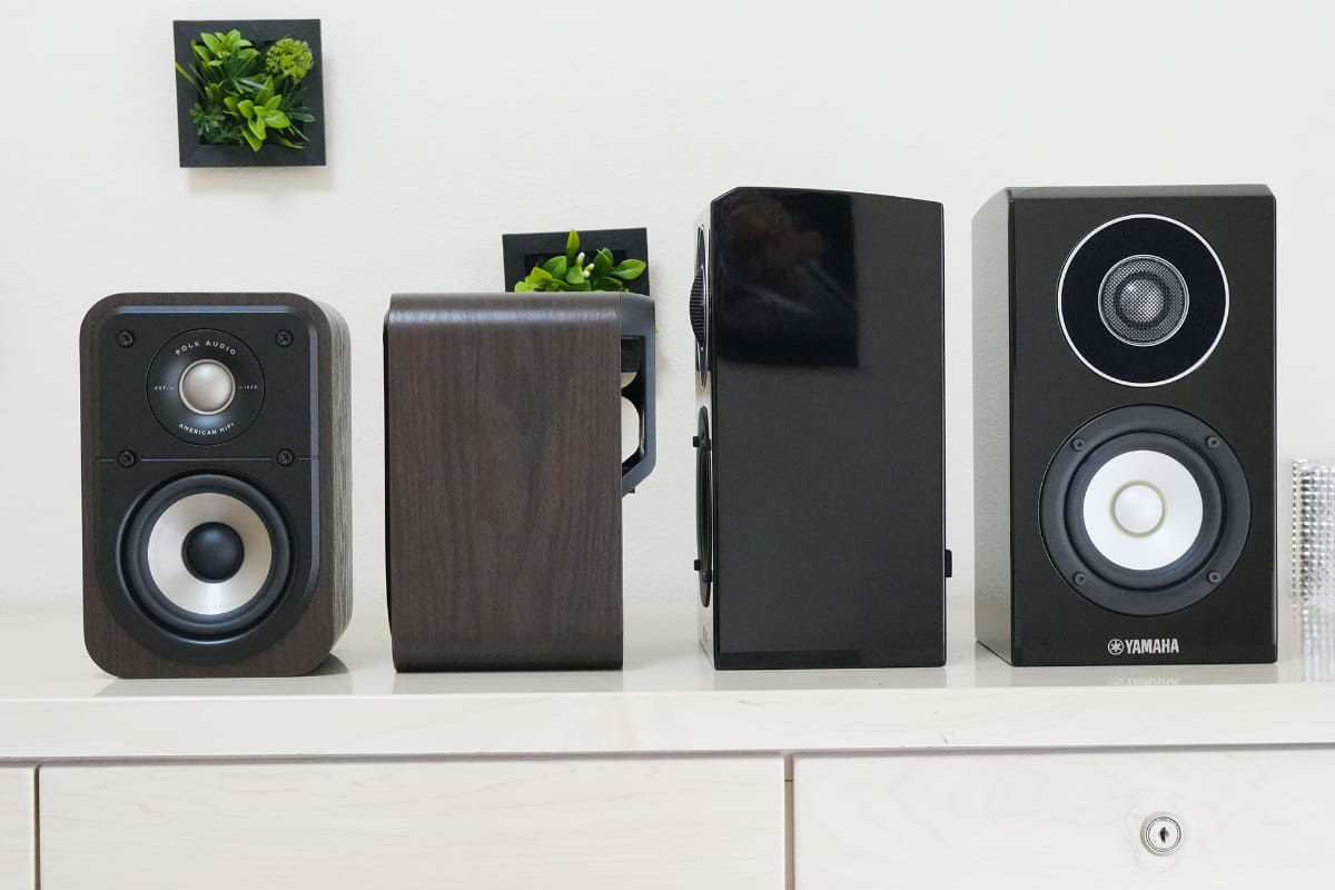 左からPolk Audio「ES10」、YAMAHAの「NS-B700」