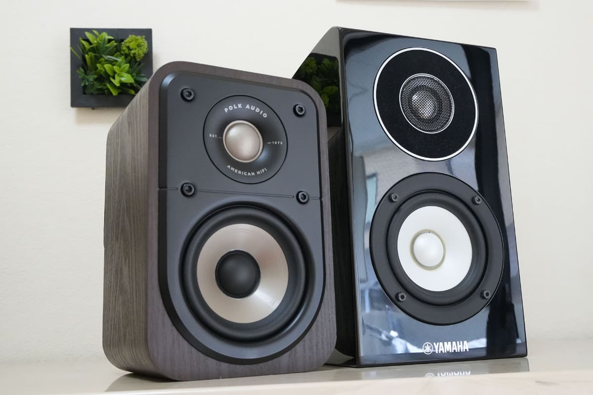 左からPolk Audio「ES10」、YAMAHAの「NS-B700」