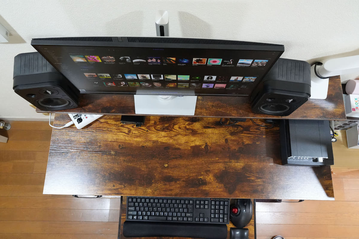 筆者のデスクでは、設置できるスピーカーは奥行き17cm、幅15cm程度が限界