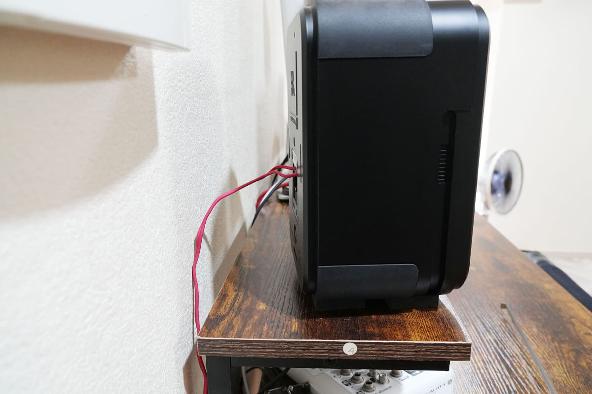 筆者のデスクでは、設置できるスピーカーは奥行き17cm、幅15cm程度が限界