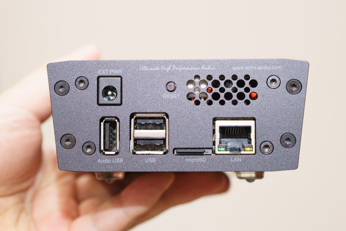 sMS-200 Neoの背面。LAN端子と2基のUSB入力(Minimserver用)、Audio USB出力を備えている