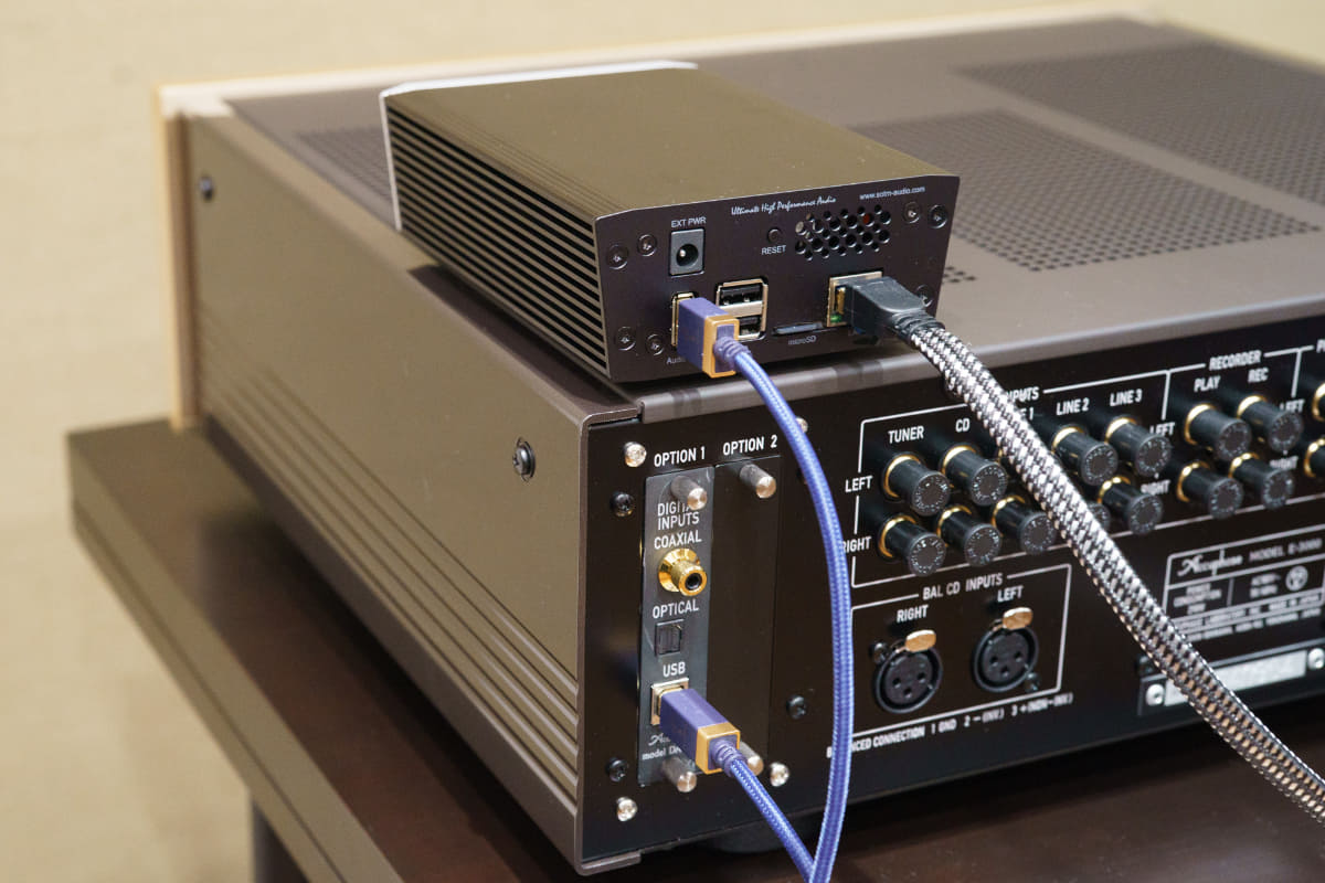 sMS-200 NeoのUSB出力を、E-3000 + DAC-60のUSB入力に接続すれば、E-3000がネットワーク再生対応アンプに変身するわけだ