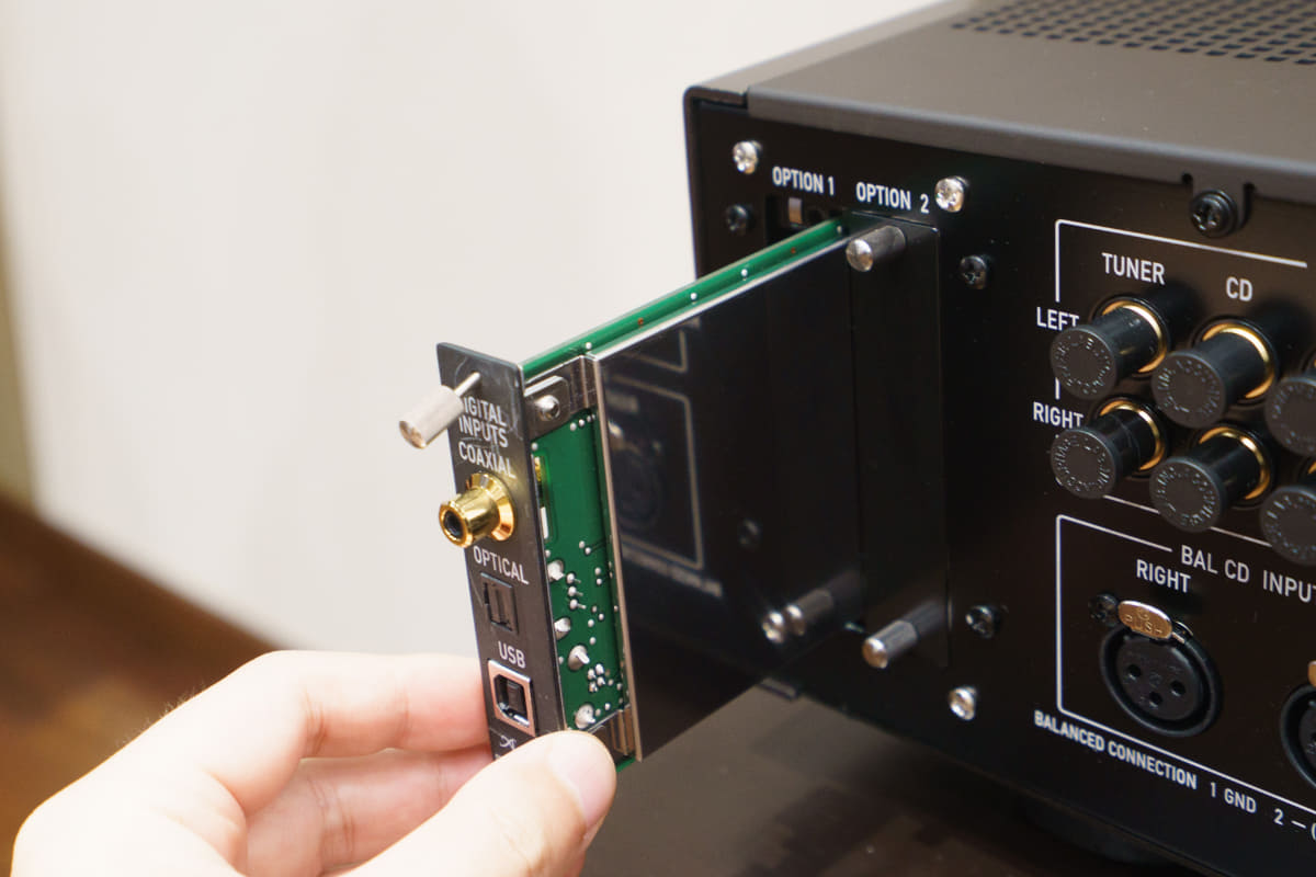 アキュフェーズ「E-3000」の背面にはオプションボード増設用スロットがあり、ここに「DAC-60」を挿入すると、USB、光デジタル、同軸デジタル入力を追加できる