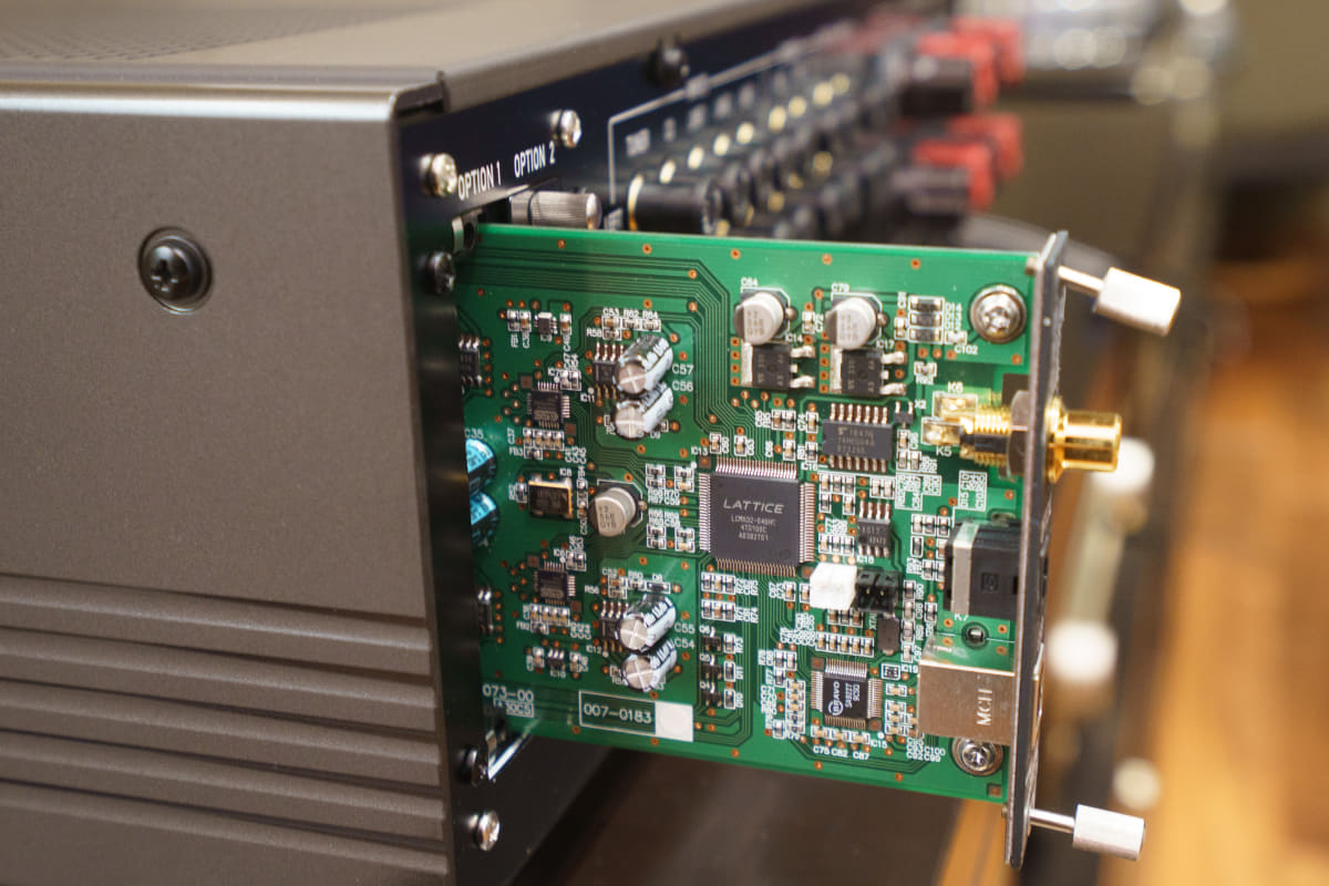 アキュフェーズ「E-3000」の背面にはオプションボード増設用スロットがあり、ここに「DAC-60」を挿入すると、USB、光デジタル、同軸デジタル入力を追加できる