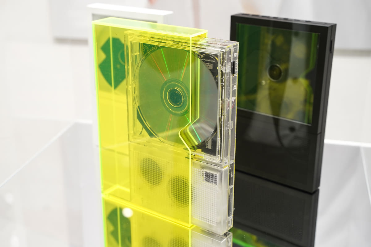 持ち運びできるCDプレーヤー「Cp2」。ネオンイエローの部分は、今後発売予定の「Cp2 Book Case」