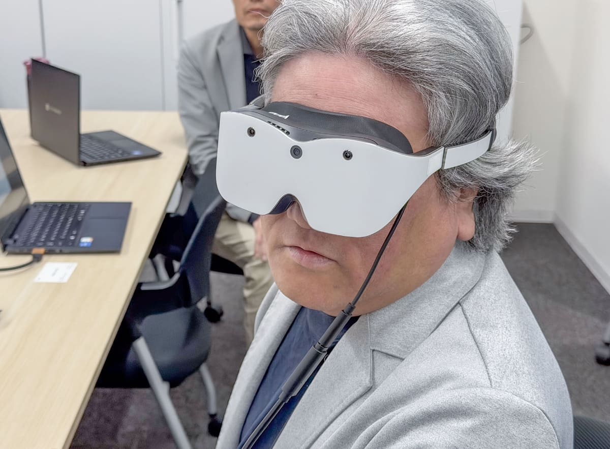 実機を体験中の筆者