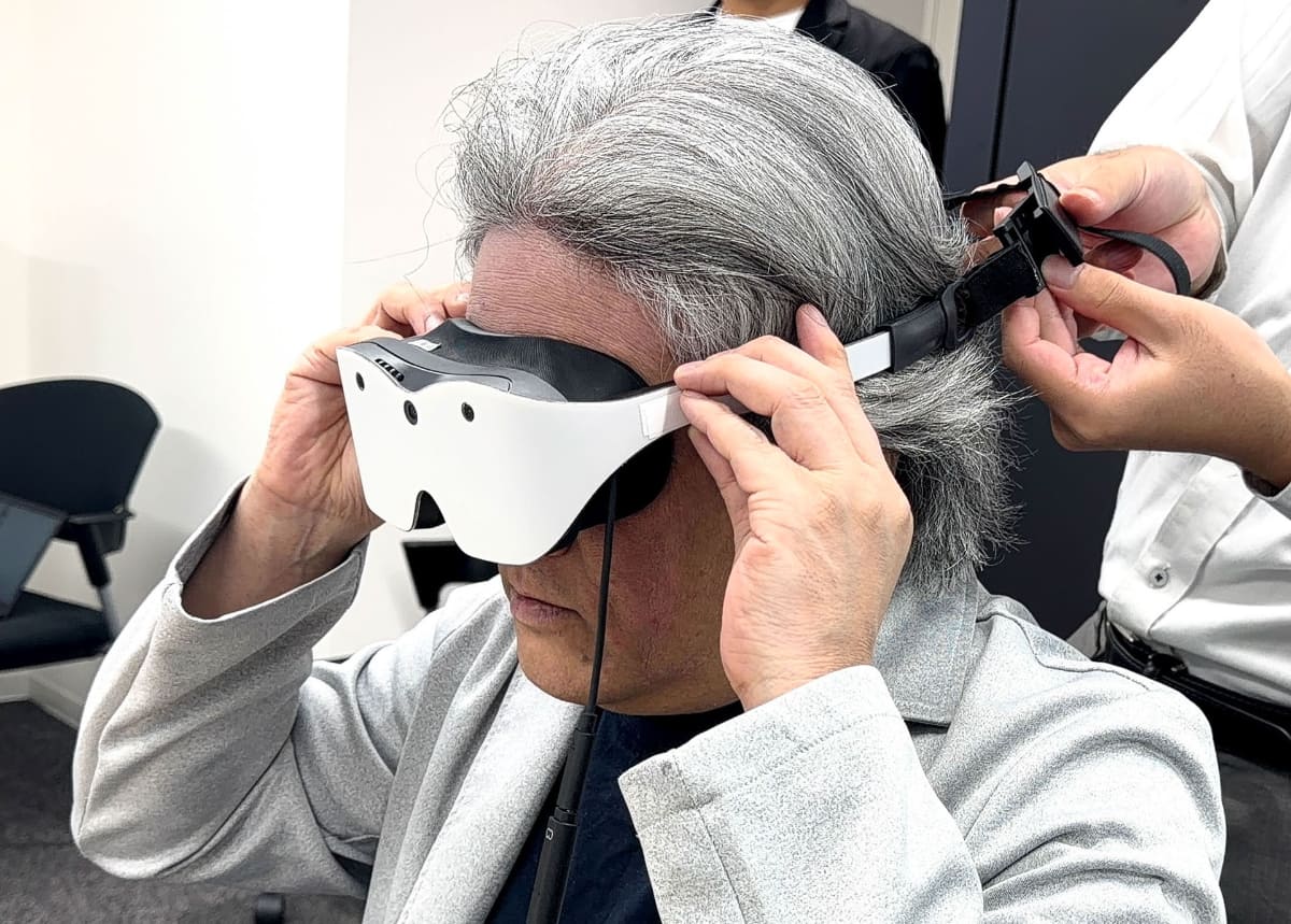 メガネのようにつける構造だが、バンドを併用可能