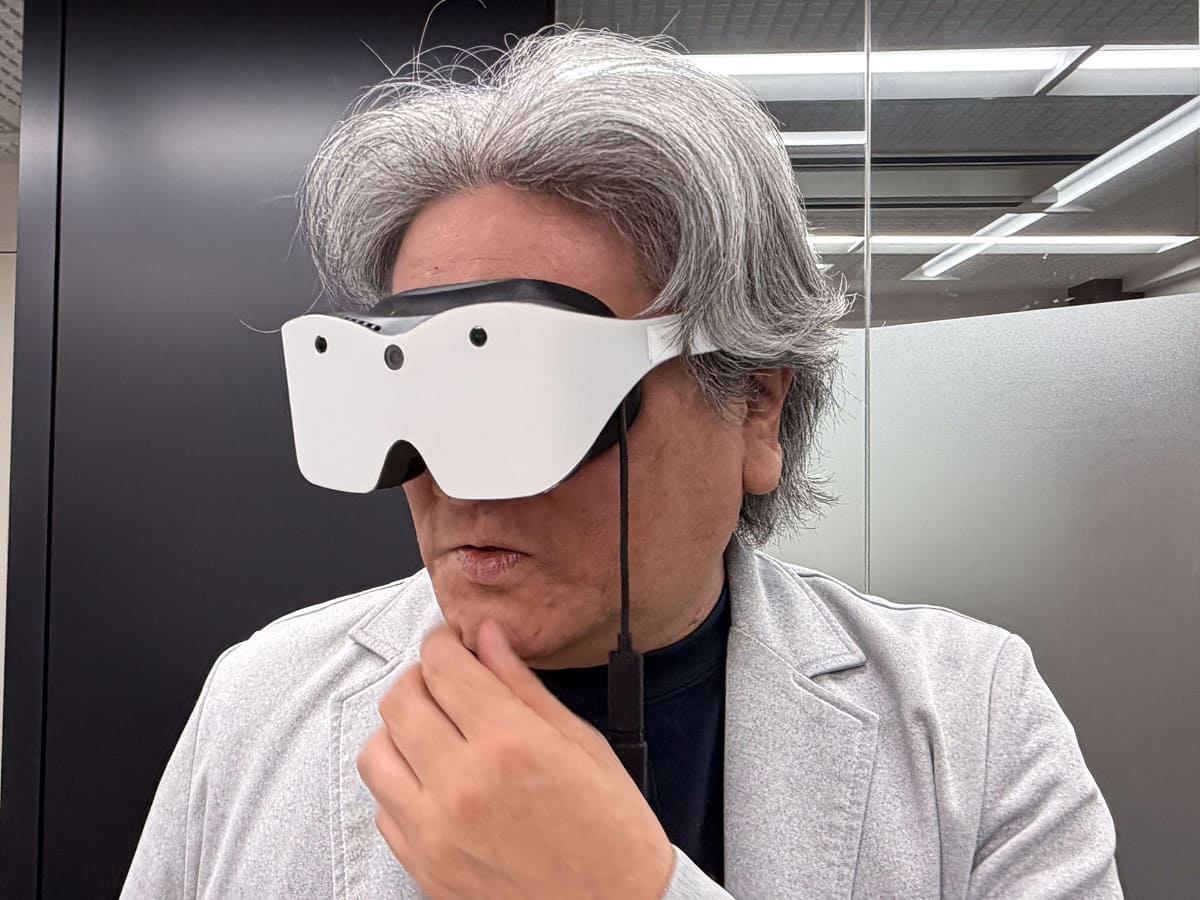 写真ではわからないが、今回のテストでもPCにケーブル接続し、Steam VR上で利用